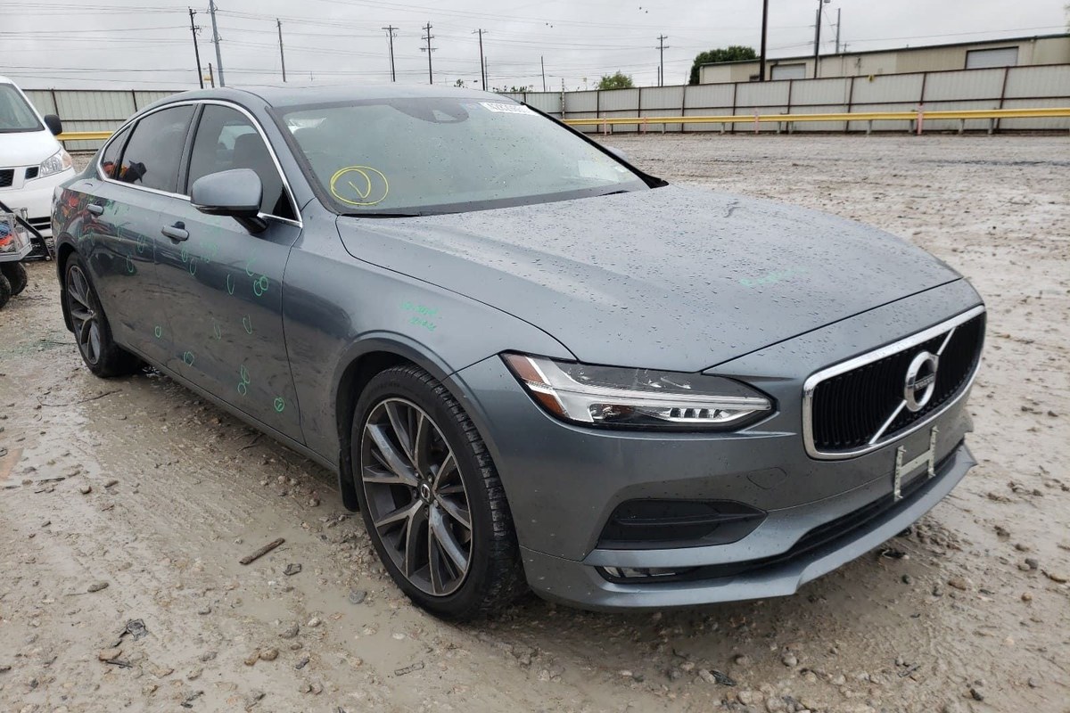 VOLVO S90 T5 MOMENTUM